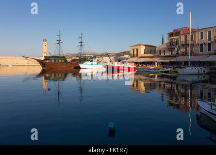 Der venezianische Hafen von Rethymnon, Kreta, Griechenland Stockfoto