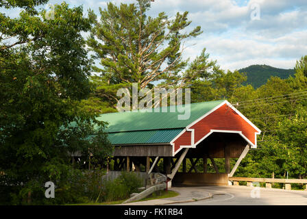 Rote und grüne Brücke in den White Mountains von New Hampshire gemalt. Es ist eine beliebte Attraktion für Touristen. Stockfoto