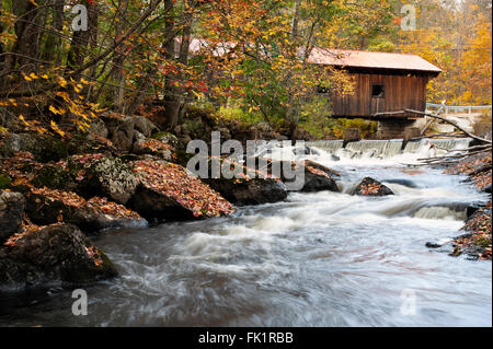 Brücke über die rauschenden Wasser an einem Herbsttag im Warner, New Hampshire. Stockfoto