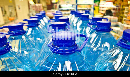 in Flaschen abgefülltes Trinkwasser im Supermarkt Stockfoto