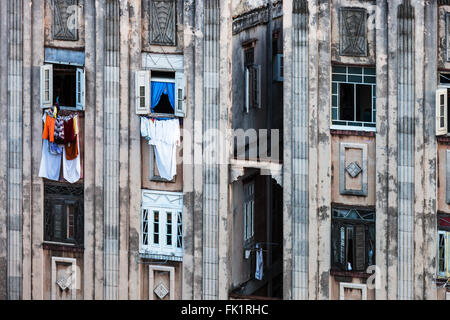 Trocknen von Kleidung in den Fenstern des alten Hauses Stockfoto