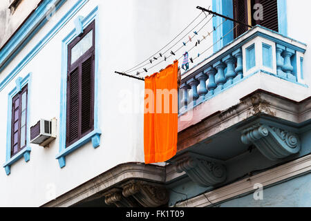 Orange Handtuch aufhängen auf dem Balkon Stockfoto
