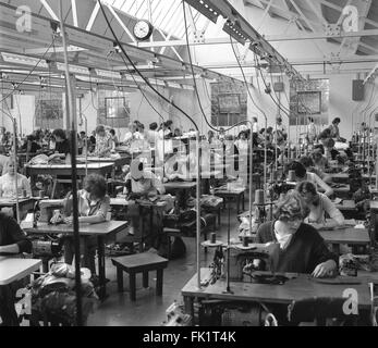 Arbeiterinnen, die in der Bekleidungsfabrik in den 1960er Jahren in Großbritannien arbeiten, rappen Handel Fabrik Nähmaschine Herstellung von Kleidung Industrie Stockfoto