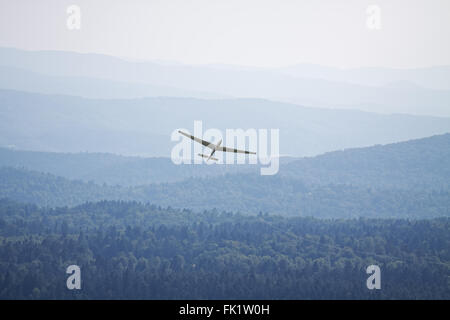 Segelflugzeug Flugzeug ist Taking Off, Bezmiechowa, Bieszczady Nationalpark, Ansicht von oben, Polen Stockfoto