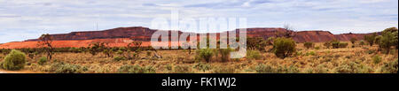 breiten horizontalen Panorama der Tagebau Eisenerzgrube in South Australia - Iron Knob Stadt. Stockfoto