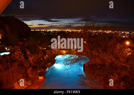 Phönix Sonnenuntergang von Phoenix Marriott Tempe bei The Buttes mit Pool Sonnenliegen Städtetourismus Lichter Arizona Stockfoto