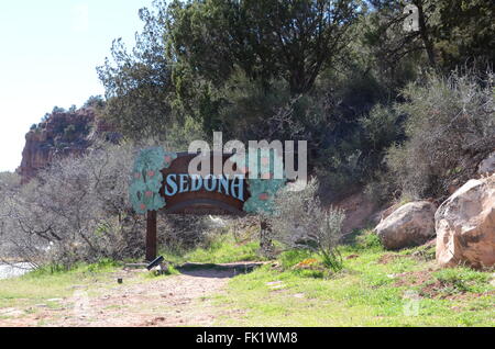 Willkommen Sedona Arizona mit Felsen Bäume Büsche Rasen Holzschild Orangen signieren Stockfoto