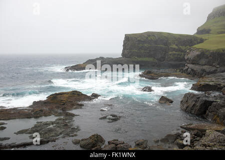 Typische Landschaft auf den Färöer Inseln, mit rauen Küste an einem regnerischen Tag in hvalba Stockfoto