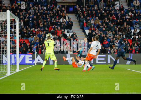 Paris, Frankreich. 5. März 2016. Französischen Liga 1 Fußball. Paris Saint-Germain gegen Montpellier. Zlatan Ibrahimovic (Psg), Daniel CONGRÉ (Montpellier), Edinson Roberto Paulo Cavani Gomez (Psg) Laurent PIONNIER (Montpellier) Credit: Action Plus Sport/Alamy Live News Stockfoto