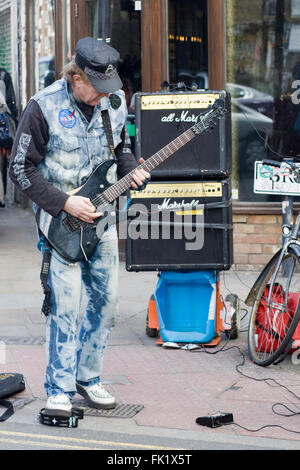 Ältere Menschen rock Band spielt in der Brick Lane, London Stockfoto