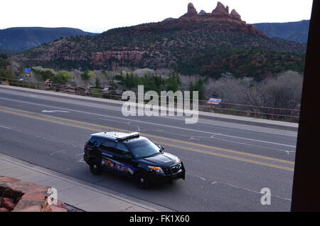 Sedona Polizei 4 x 4 auf Straße rote Felsen Hintergrund cops troopers Stockfoto