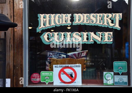 keine Waffen erlaubt Zeichen in Sedona Café Fenster arizoan Stockfoto