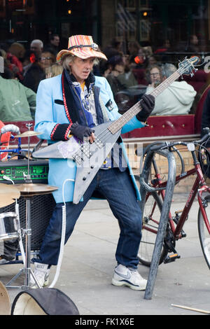 Ältere Menschen rock Band spielt in der Brick Lane, London Stockfoto