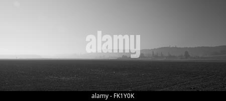 Brücke über die Drau mit einem Brunnen Stockfoto