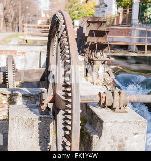 Alten Eisenrad eine Wassermühle. Ruine einer Wassermühle. Stockfoto