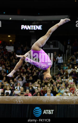 Newark, New Jersey, USA. 5. März 2016. Olympischer Goldmedaillenträger GABRIELLE DOUGLAS aus den Vereinigten Staaten konkurriert auf dem Balken beim American Cup im Prudential Center in Newark, New Jersey statt. DOUGLAS, der besser bekannt als GABBY ist, gewann den Mehrkampf für die Frauen. © Amy Sanderson/ZUMA Draht/Alamy Live-Nachrichten Stockfoto