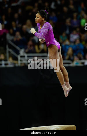 Newark, New Jersey, USA. 5. März 2016. Olympischer Goldmedaillenträger GABRIELLE DOUGLAS aus den Vereinigten Staaten konkurriert auf dem Gewölbe beim American Cup im Prudential Center in Newark, New Jersey statt. DOUGLAS, der besser bekannt als GABBY ist, gewann den Mehrkampf für die Frauen. © Amy Sanderson/ZUMA Draht/Alamy Live-Nachrichten Stockfoto