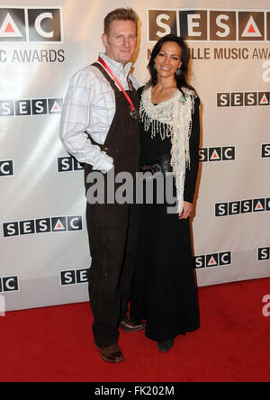 Nashville, TN, USA. 7. November 2011. 4. März 2016 - ist Joey Martin Feek das Land Duo Joey Rory im Alter von 40 Jahren verstorben. Feek verstorben, nachdem er gegen Krebs für einen Großteil der letzten zwei Jahre. Sie wurde ursprünglich im Jahr 2014 mit Gebärmutterhalskrebs diagnostiziert und operiert in diesem Sommer. Im Juni 2015 sie und ihr Ehemann Rory die Nachricht, die ihren Krebs zurückgekehrt war erhalten, gefolgt von eine verheerende Diagnose, dass die Krankheit Stufe 4 erreicht hat. Feek erlebte anschließend umfangreiche Operation und eine aggressive Chemotherapie und Bestrahlung-Runde. Am 23. Oktober enthüllt Rory, dass d Stockfoto