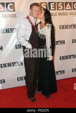 Nashville, TN, USA. 7. November 2011. 4. März 2016 - ist Joey Martin Feek das Land Duo Joey Rory im Alter von 40 Jahren verstorben. Feek verstorben, nachdem er gegen Krebs für einen Großteil der letzten zwei Jahre. Sie wurde ursprünglich im Jahr 2014 mit Gebärmutterhalskrebs diagnostiziert und operiert in diesem Sommer. Im Juni 2015 sie und ihr Ehemann Rory die Nachricht, die ihren Krebs zurückgekehrt war erhalten, gefolgt von eine verheerende Diagnose, dass die Krankheit Stufe 4 erreicht hat. Feek erlebte anschließend umfangreiche Operation und eine aggressive Chemotherapie und Bestrahlung-Runde. Am 23. Oktober enthüllt Rory, dass d Stockfoto