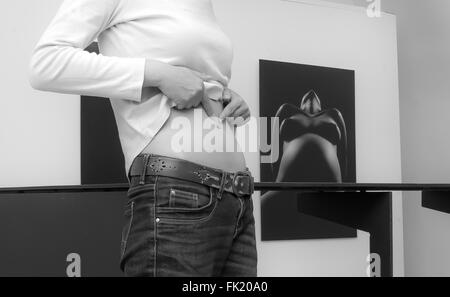 Brücke über die Drau mit einem Brunnen Stockfoto