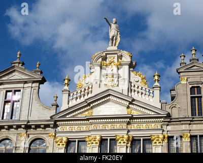 Grand-Place, La Chaloupe d ' or Brauerei, Brüssel, Belgien, Statue von Saint Homobonus Cremona, Patron der Schneider. Stockfoto