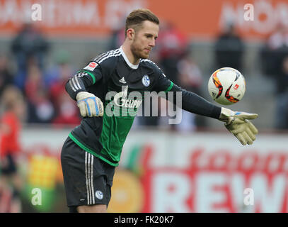 Fußball Bundesliga, 5. März 2016, Spieltag 25, Köln, Deutschland, 1. FC Köln gegen FC Schalke 04: Torwart Ralf Faehrmann (Schalke) steuert den Ball.  Bildnachweis: Jürgen Schwarz/Alamy Live-Nachrichten Stockfoto