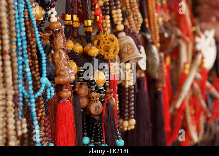 Traditionelle Dekoration im Buddhismus. Buddhistischen Gebetsperlen oder Malas. Jade Buddha Garten. Anshan, Liaoning Provinz, China Stockfoto