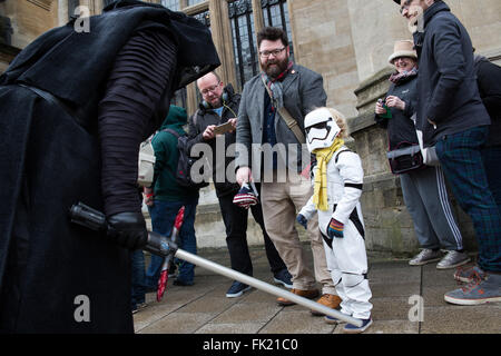 Oxford, UK. 5. März 2016. Ein junger Fallschirmjäger mit Darth Vader Cosplayer während der ersten Comic-Con in Oxford. Bildnachweis: Pete Lusabia/Alamy live-Nachrichten Stockfoto