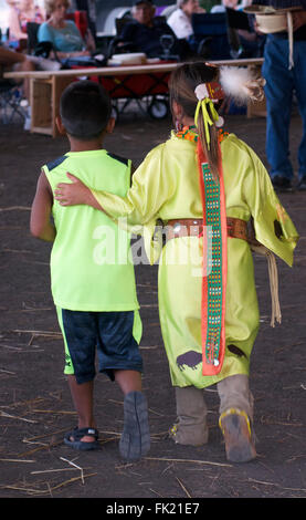 Council Grove, Kansas, USA, 1. Juni 2015 Kaw Nation, auch genannt die Kanza, indianischen Stamm hält seine erste offizielle Powwow in 142 Jahren auf ihrem Grundstück in der Nähe von Council Grove, Kansas. Die Kaw Indianer hatte behauptet, eine Gebiet, das Teile von Kansas, Nebraska und Missouri bedeckt, aber die Mitte des 19. Jahrhunderts wurde es in das heutige Oklahoma gezwungen. Der Stamm Erbe und Kultur ist tief verwurzelt in der Geschichte von Kansas. Der Staat hat seinen Namen von dem Stamm, und ein Kaw-Krieger steht oben auf der Kuppel des State Capitol. Bildnachweis: Mark Reinstein Stockfoto