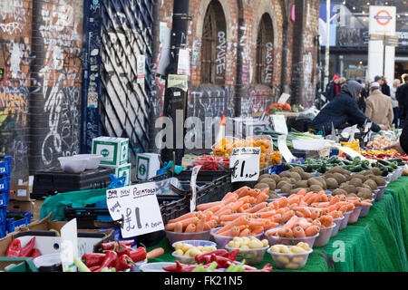 Frisches Obst und Gemüse Markt stall in London Stockfoto