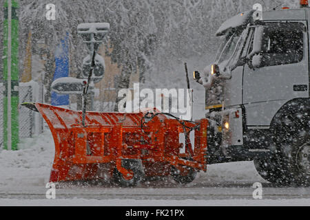 Detail der Schnee Pflug LKW und Klinge in Aktion während einer ordentlichen Schneesturm Stockfoto