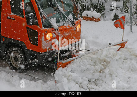 Detail der Schnee Pflug LKW und Klinge in Aktion während einer ordentlichen Schneesturm Stockfoto