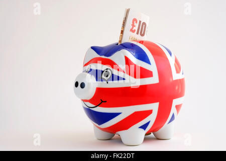 Union Jack flag Sparschwein mit Sterling-Banknote 10 Pfund ragte aus Spitze Stockfoto