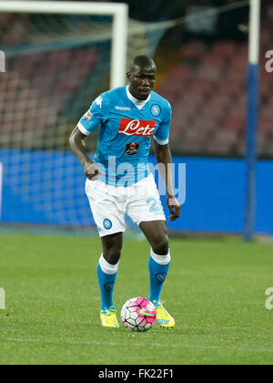 Neapel, Italien. 5. März 2016. Kalidou Koulibaly während der italienischen Serie ein Fußballspiel zwischen SSC Napoli und Chievo Verona im Stadion San Paolo in Neapel Italien, März 05, 2016 Napoli gewann 3: 1 Credit: Agnfoto/Alamy Live-Nachrichten Stockfoto