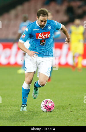 Neapel, Italien. 5. März 2016. Gonzalo Higuain in der italienischen Serie ein Fußballspiel zwischen SSC Napoli und Chievo Verona im Stadion San Paolo in Neapel Italien, März 05, 2016 Napoli gewann 3: 1 Credit: Agnfoto/Alamy Live-Nachrichten Stockfoto