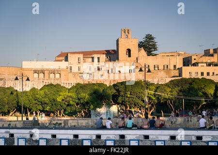 Otranto, Italien - Montag 11, 2014: Touristen besuchen die Stadt Otranto in Apulien Jahrgang Stockfoto