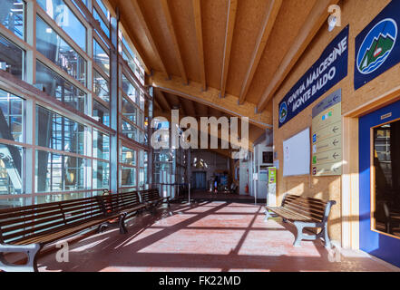 Malcesine, Italien - 18. Januar 2016: Wartezimmer in der Bergstation der Seilbahn Malcesine-Monte Baldo, Italien Stockfoto