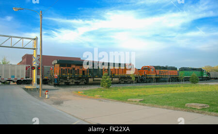 Emporia, Kansas, USA, 4. Mai 2014 Burlington Northern Santa Fe reisen obwohl Emporia trainieren heute eines Appox. 80 pro Tag, die ihren Weg durch die Stadt jeden Tag machen. Die BNSF Railway ist die zweitgrößte Fracht Eisenbahnnetz in Nordamerika, zweiter nach der Union Pacific Railroad (der Hauptkonkurrent für den Westen der USA Güterverkehr) und ist eine von sieben nordamerikanischen Klasse ich Eisenbahn. Es hat drei transkontinentale Strecken, die High-Speed-Verbindungen zwischen den westlichen und östlichen Vereinigten Staaten anbieten. BNSF Züge reisten mehr als 169 Millionen Meilen im Jahr 2010. Bildnachweis: Mark Reinstein Stockfoto