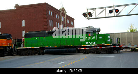 Emporia, Kansas, USA, 4. Mai 2014 Burlington Northern Santa Fe reisen obwohl Emporia trainieren heute eines Appox. 80 pro Tag, die ihren Weg durch die Stadt jeden Tag machen. Die BNSF Railway ist die zweitgrößte Fracht Eisenbahnnetz in Nordamerika, zweiter nach der Union Pacific Railroad (der Hauptkonkurrent für den Westen der USA Güterverkehr) und ist eine von sieben nordamerikanischen Klasse ich Eisenbahn. Es hat drei transkontinentale Strecken, die High-Speed-Verbindungen zwischen den westlichen und östlichen Vereinigten Staaten anbieten. BNSF Züge reisten mehr als 169 Millionen Meilen im Jahr 2010. Bildnachweis: Mark Reinstein Stockfoto