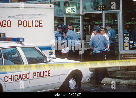 Chicago, Illinois, USA, 22. September 1988 wütenden Schütze vier Menschen getötet, darunter Chicago Polizistin, und zwei andere verwundet, während einen Amoklauf Donnerstag in und in der Nähe der Schule Montefiore, 1300 S. Ashland Ave. Die starben neben Offizier Irma Ruiz und der Schütze Arthur Baker, 34, ein Arbeiter an der Schule: John Van Dyke, 41, Lisle, der Besitzer des Kometen Autoteile, 1334 S. Ashland Ave.; und Robert Quinn, 26, Franklin Park, eine 10-Jahres-Mitarbeiter des Shops. Polizei entfernen die Leichen der Opfer getötet in der Autoteile Shop, Credit: Mark Reinstein Stockfoto