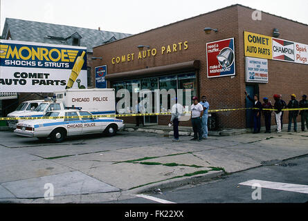 Chicago, Illinois, USA, 22. September 1988 wütenden Schütze vier Menschen getötet, darunter Chicago Polizistin, und zwei andere verwundet, während einen Amoklauf Donnerstag in und in der Nähe der Schule Montefiore, 1300 S. Ashland Ave. Wer neben Offizier Irma Ruiz getötet und der Schütze waren Arthur Baker, 34, ein Arbeiter an der Schule; John Van Dyke, 41, Lisle, der Besitzer des Kometen Autoteile, 1334 S. Ashland Ave.; und Robert Quinn, 26, Franklin Park, eine 10-Jahres-Mitarbeiter des Shops. Bildnachweis: Mark Reinstein Stockfoto