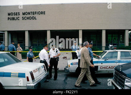 Chicago, Illinois, USA, 22. September 1988 wütenden Schütze vier Menschen getötet, darunter Chicago Polizistin, und zwei andere verwundet, während einen Amoklauf Donnerstag in und in der Nähe von Montefiore Schule, 1300 S. Ashland Ave. Wer neben Offizier Irma Ruiz getötet und der Schütze waren Arthur Baker, 34, ein Arbeiter an der Schule; John Van Dyke, 41, Lisle, der Besitzer des Kometen Autoteile, 1334 S. Ashland Ave.; und Robert Quinn, 26, Franklin Park, eine 10-Jahres-Mitarbeiter des Shops. Szene vor der Schule drehten aufgetreten.  Bildnachweis: Mark Reinstein Stockfoto