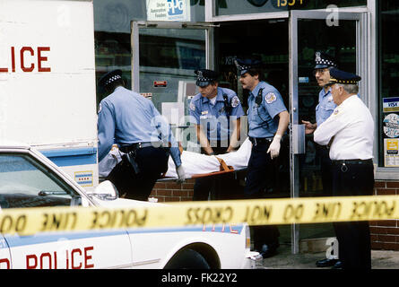 Chicago. Illinois, USA, 22. September 1988 wütenden Schütze vier Menschen getötet, darunter Chicago Polizistin, und zwei andere verwundet, während einen Amoklauf Donnerstag in und in der Nähe der Schule Montefiore, 1300 S. Ashland Ave. Wer neben Offizier Irma Ruiz getötet und der Schütze waren Arthur Baker, 34, ein Arbeiter an der Schule; John Van Dyke, 41, Lisle, der Besitzer des Kometen Autoteile, 1334 S. Ashland Ave.; und Robert Quinn, 26, Franklin Park, eine 10-Jahres-Mitarbeiter des Shops. Polizei entfernen die Leichen der Opfer getötet in der Autoteile Shop, Credit: Mark Reinstein Stockfoto