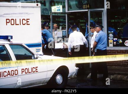 Chicago, Illinois, USA, 22. September 1988 wütenden Schütze vier Menschen getötet, darunter Chicago Polizistin, und zwei andere verwundet, während einen Amoklauf Donnerstag in und in der Nähe der Schule Montefiore, 1300 S. Ashland Ave. Wer neben Offizier Irma Ruiz getötet und der Schütze waren Arthur Baker, 34, ein Arbeiter an der Schule; John Van Dyke, 41, Lisle, der Besitzer des Kometen Autoteile, 1334 S. Ashland Ave.; und Robert Quinn, 26, Franklin Park, eine 10-Jahres-Mitarbeiter des Shops. Polizei entfernen die Leichen der Opfer getötet in der Autoteile Shop, Credit: Mark Reinstein Stockfoto