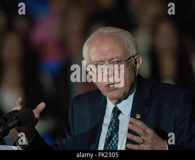 Lawrence, Kansas, USA, 3. März 2016 demokratische Präsidentschaftskandidat Vermont Senator Bernie Sanders befasst sich mit eine Menge von mehr als vier tausend meist junge Menschen bei einer Kundgebung heute Abend in Lawrence, Kansas Credit: Mark Reinstein Stockfoto