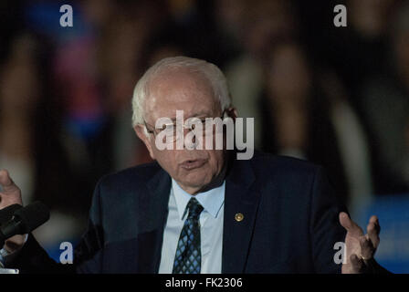 Lawrence, Kansas, USA, 3. März 2016 demokratische Präsidentschaftskandidat Vermont Senator Bernie Sanders befasst sich mit eine Menge von mehr als vier tausend meist junge Menschen bei einer Kundgebung heute Abend in Lawrence, Kansas Credit: Mark Reinstein Stockfoto