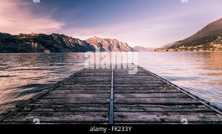 Gehweg über den Gardasee in der Nähe von Malcesine bei Sonnenuntergang. Stockfoto