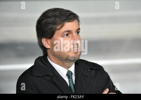 Lissabon, Portugal. 5. März 2016.  SPORTING-BENFICA - Bruno de Carvalho, Sporting Presidente in Aktion während der portugiesischen Liga Fußballspiel zwischen Sporting und Benfica im Estádio Alvalade XXI, in Lissabon, Portugal statt. Foto: Bruno de Carvalho/Alamy Live News Stockfoto