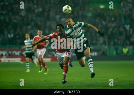 Lissabon, Portugal. 5. März 2016.  SPORTING-BENFICA - Eliseu (L), Benfica Spieler und Slimani (R), Sporting Spieler in Aktion während der portugiesischen Liga Fußball-match zwischen Sporting und Benfica im Estádio Alvalade XXI, in Lissabon, Portugal statt. Foto: Bruno de Carvalho/Alamy Live News Stockfoto