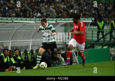 Lissabon, Portugal. 5. März 2016.  SPORTING-BENFICA - João Pereira (L), Sporting-Player und Eliseu (R), Benfica-Spieler in Aktion während der portugiesischen Liga Fußball-match zwischen Sporting und Benfica im Estádio Alvalade XXI, in Lissabon, Portugal statt. Foto: Bruno de Carvalho/Alamy Live News Stockfoto